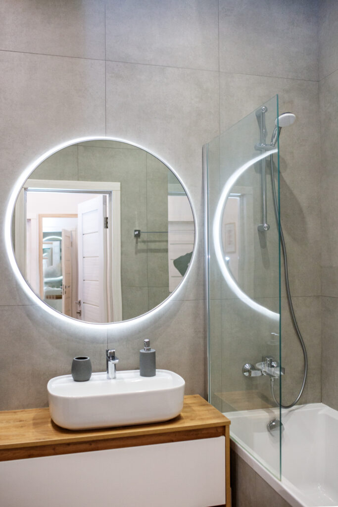 Modernes Badezimmer mit eleganter Dusche und stilvollem Waschbecken