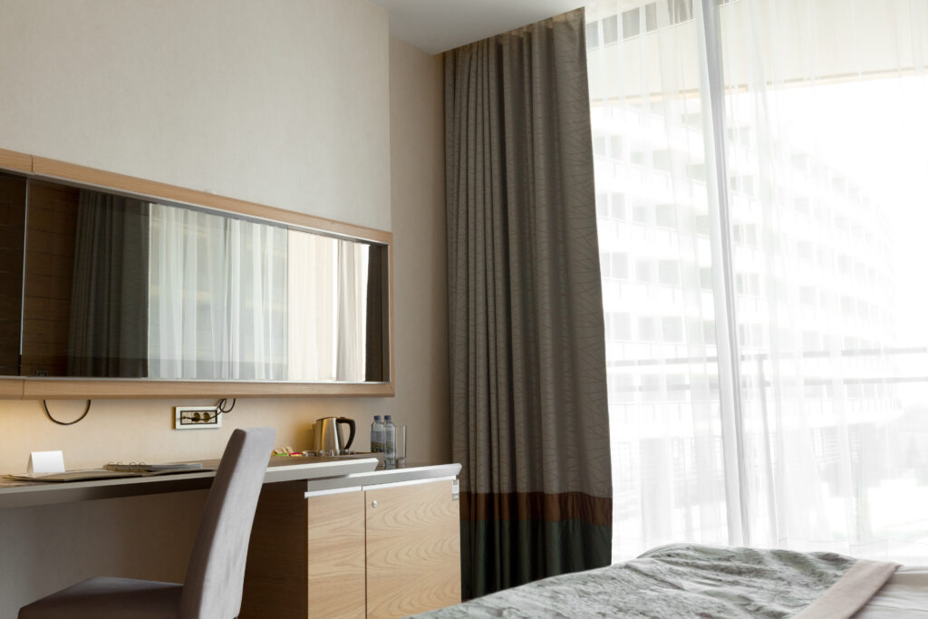 Modernes Hotelzimmer mit eleganter Einrichtung, einem gemütlichen Bett und stilvollen Möbeln